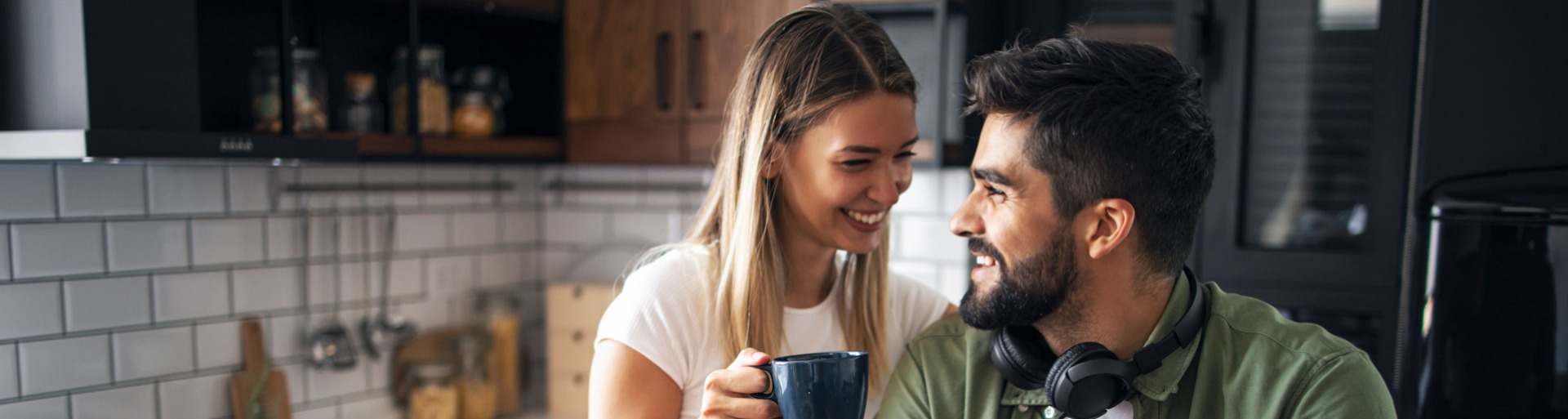 Man en vrouw samen in de keuken